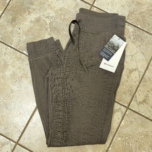 Lululemon NWT Slim fit joggers Sze 8
Cotton terry fabric is naturally breathable